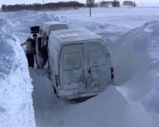 Спасатели Кривого Рога освободили из снежного плена грузовой микроавтобус (видео)