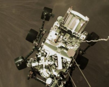 Марсоход Perseverance отправил первые цветные фото NASA
