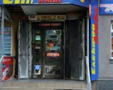 Неизвестные в Кривом Роге подожгли один из магазинов в центре города (ФОТО)