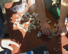 Криворожские копы поймали на улице парня с 75 пакетиками марихуаны (ФОТО)