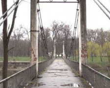 Мост в парке Мершавцева обещают реконструировать к концу лета