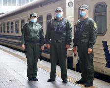 До пасажирських поїздів повернулася воєнізована охорона: що треба знати