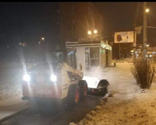 За ночь коммунальные службы в Кривом Роге высыпали на дороги города 612 тонн посыпочного материала (фото)