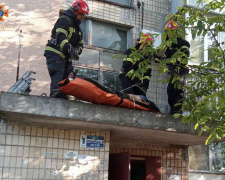 У Криворізькому районі жінка випала з п&#039;ятого поверху на дах під’їзду: деталі від рятувальників