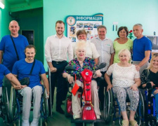 Пауэрлифтеры с инвалидностью получили от криворожского депутата необходимые для тренировок спортивные снаряды (фото)