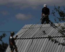 В Кривом Роге выдают матпомощь хозяевам жилья, пострадавшего от урагана (ФОТО)