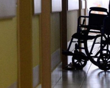 В Кривом Роге в горисполкоме девушку с инвалидностью заставили убирать в коридоре следы от колес коляски (ВИДЕО)