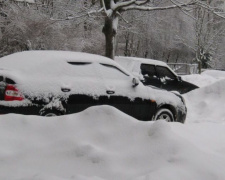 Снегоуборочная техника Кривого Рога не может качественно убирать дороги из-за припаркованных машин