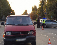 Авария в Кривом Роге: на перекрёстке столкнулись две машины, пострадала женщина (ФОТО)