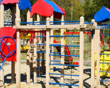 В Кривом Роге жители через петицию требуют обеспечить безопасность детей, играющих на детской площадке