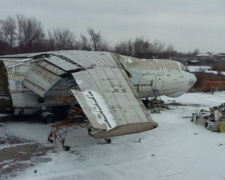 Неизвестные в Кривом Роге распиливают старый военный самолёт (ФОТО)