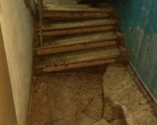В Кривом Роге дом, где из-за порыва трубы обвалился подъезд, ремонтируют за средства управителя