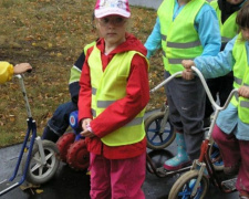 В Украине с 1 сентября дети начальной школы будут носить светоотражающие жилеты