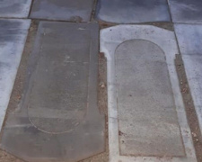 Народный движ: в Кривом Роге подход к остановке обустроили надгробными плитами (фотофакт)