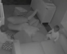 «Полуночники»: двухлетние близнецы устроили ночную &quot;вечеринку&quot;. Родители сняли это на видео