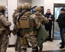 Вооруженный житель Кривого Рога закрылся в гостинице в Днепре (фото)