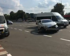 В Кривом Роге в ДТП попала маршрутка с людьми: есть пострадавшие (видео)
