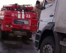 На скользкой дороге в Криворожском районе грузовик слетел на обочину (фото, видео)