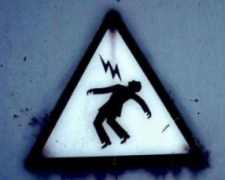 У жодному разі не торкатися обірваних ліній електропередач - попередження