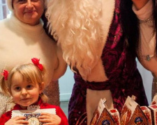 Улыбки, подарки и игры: как во дворце ЦГОК проходят Рождественские утренники (ФОТО)