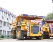 Промышленный автопарк Кривого Рога пополнился двумя грузовиками-гигантами (ФОТО)