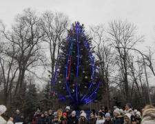 У парку Мершавцева засяяла новорічна ялинка