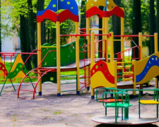 В Кривом Роге началась масштабная реконструкция детских площадок