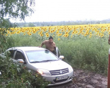 В Криворожском районе четыре автомобиля застряли в ловушке из-за ненастья