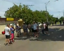 В Кривом Роге жители перекрыли дорогу - требуют восстановить энергоснабжение в их поселке (видео)