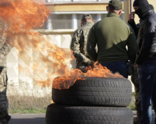 В Кривом Роге против активистов, которые жгли шины под домом руководства АМКР, возбудили уголовное производство