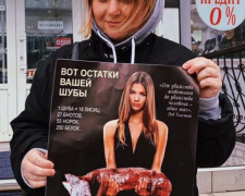 Кривом Роге защитники животных провели акцию под магазинами меховых изделий