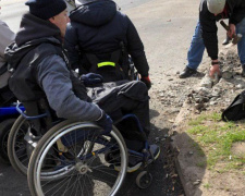 В Кривом Роге активисты-колясочники начали самостоятельно убирать бордюры с улиц города (фото)