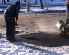 Ноу-хау от дорожников: на трассе Николаев-Кривой Рог асфальт укладывают в снег (видео)