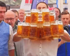 Пивной рекорд: немецкий официант пронес 29 кружек пенного напитка