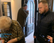На Дніпропетровщині викрили держслужбовців, які брали гроші від батьків за безкоштовний відпочинок