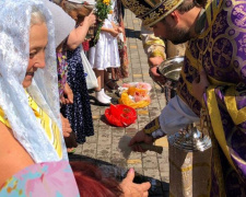 Праздник Медового Спаса: в Кривом Роге люди святили мёд, мак и полевые цветы (ФОТО)