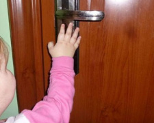 Один дома: в Кривом Роге спасатели вызволяли 4-летнего ребенка из запертой квартиры  