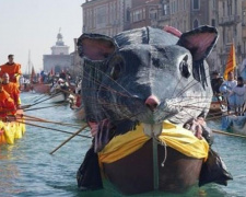 Буйство красок. В Венеции стартовал карнавал (ФОТО)