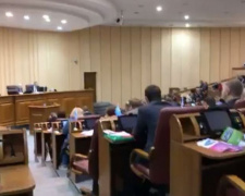 В Кривом Роге началась сессия горсовета: в зале 57 депутатов