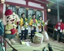 Счастливчик года: в Японии 5000 человек устраивают перегоны в храме