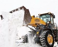 Жители Кривого Рога жалуются: под окна их домов высыпают убранный ранее снег (ВИДЕО)