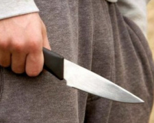 В Кривом Роге вооруженный ножом хулиган угрожал семье с ребенком