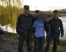 Испугался и хотел утопить: гвардейцы из Кривого Рога задержали мужчину на автомобиле