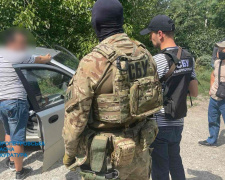 На Дніпропетровщині затримали чоловіка, який підробляв документи для виїзду за кордон