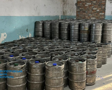 Море алкоголю: на Дніпропетровщині припинили роботу цеху з незаконного виготовлення спиртного