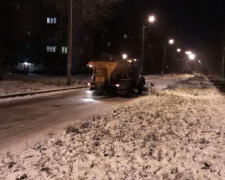 В Кривом Роге работы по расчистке снега велись всю ночь (ФОТО)