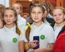 В Кривом Роге школьникам вручали денежные сертификаты на 10 тысяч гривен (фото)