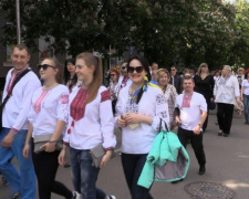 Более четырех тысяч жителей Кривого Рога присоединились ко всеукраинскому празднику вышиванки (ФОТО)