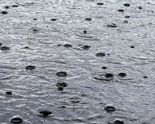 Решили освежиться: жители Кривого Рога купаются в воде, затопившей улицы города (фото)