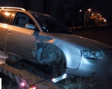 В Кривом Роге пьяный водитель врезался на авто в бордюрный камень